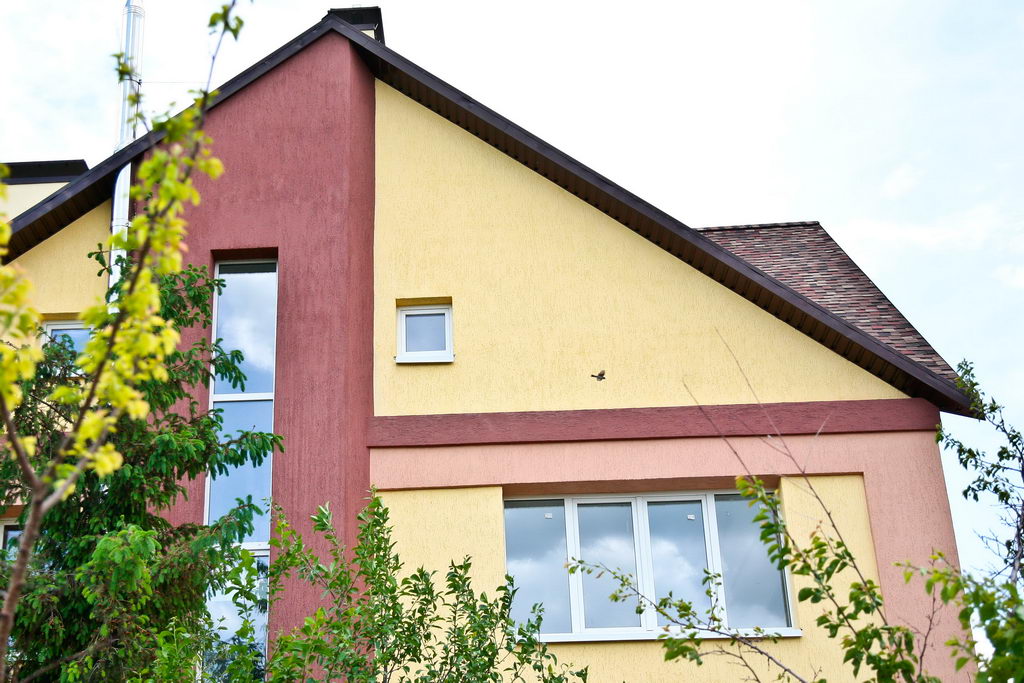 Остекление загородного дома окнами KBE